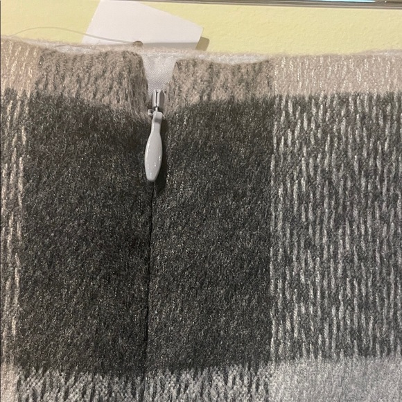 Women’s New LOFT Checkered Plaid Mini Skirt in Gray and Cream - Picture 4 of 6